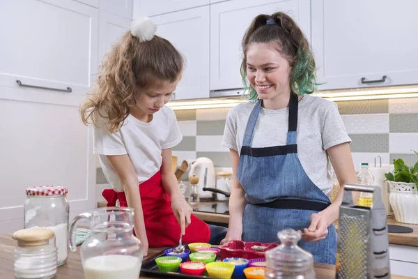 Діти Дві Сестри Дівчата Готують Кекси Домашній Кухні Стара Дівчина — стокове фото