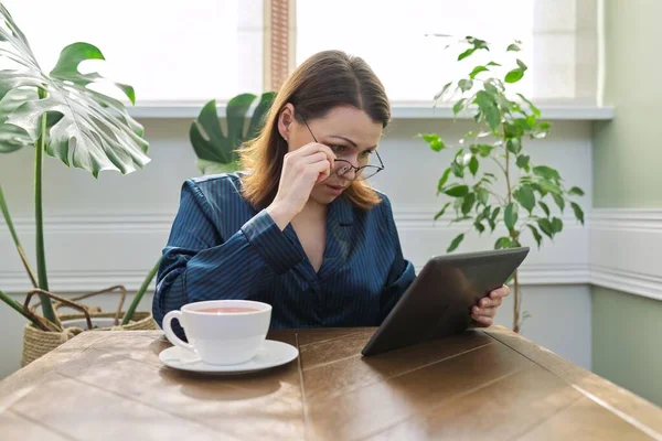 Mujer Madura Seria Casa Leyendo Correo Noticias Redes Sociales Tableta — Foto de Stock