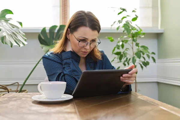 Mujer Madura Seria Casa Leyendo Correo Noticias Redes Sociales Tableta — Foto de Stock