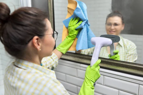 Жінка Робить Прибирання Ванній Кімнаті Допомогою Пилососа Використання Побутових Хімічних — стокове фото