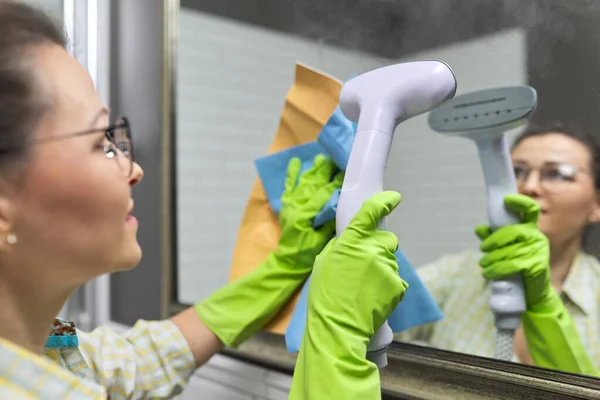 Kadın Banyoyu Elektrikli Süpürge Kullanarak Temizliyor Kimyasalları Kullanmadan Aynada Buharı — Stok fotoğraf