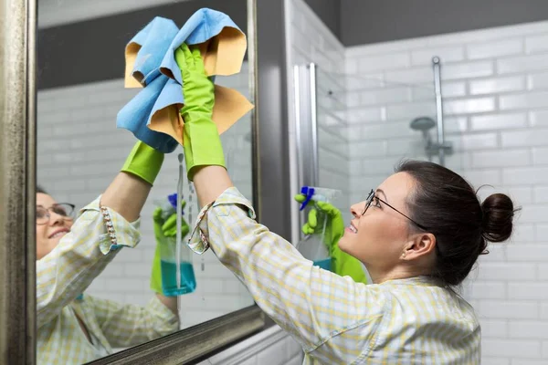 Kvinna Rengöringsspegel Badrummet Med Hjälp Professionell Trasa Och Tvättspray Närbild — Stockfoto