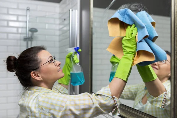 Kvinna Rengöringsspegel Badrummet Med Hjälp Professionell Trasa Och Tvättspray Närbild — Stockfoto