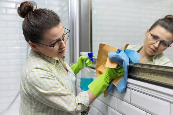 Specchio Pulizia Donna Bagno Con Straccio Professionale Spray Lavaggio Primo — Foto Stock