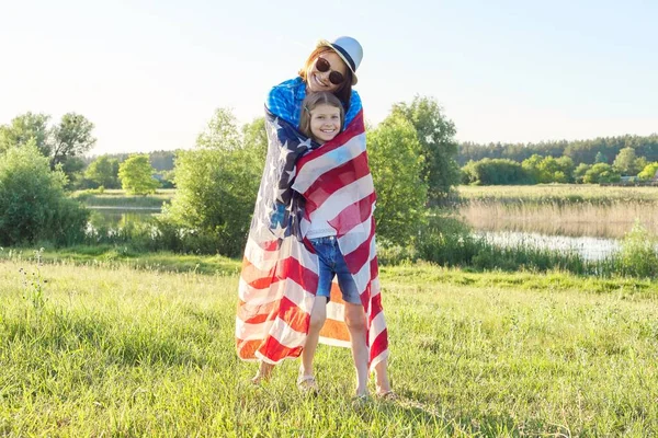 Lycklig Mor Och Dotter Flicka Kramas Amerikansk Flagg Usa Juli — Stockfoto