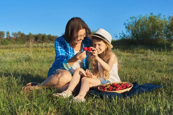 Glad Skrattande Mor Och Dotter Tillsammans Utomhus Sitter Grönt Gräs — Stockfoto