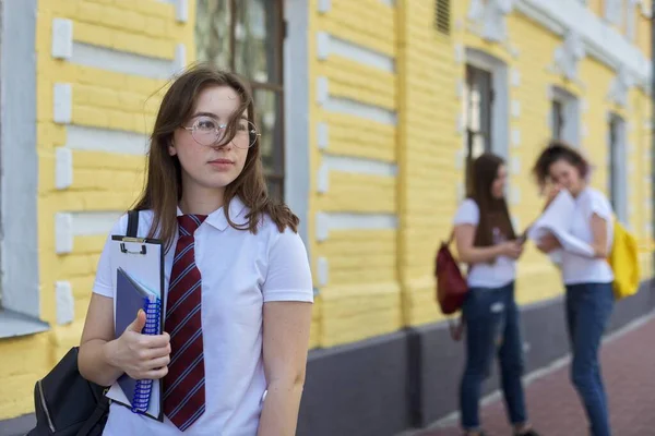 Portret Meisje Student Tiener Bril Stropdas Wit Shirt Met Rugzak — Stockfoto