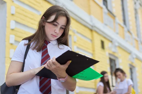 Ragazza Adolescente Studente Universitario Posa All Aperto Bianco Shirt Con — Foto Stock