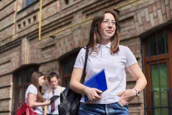 Dívka Teenager Student Pózování Venku Bílém Tričku Budova Cihel Skupina — Stock fotografie