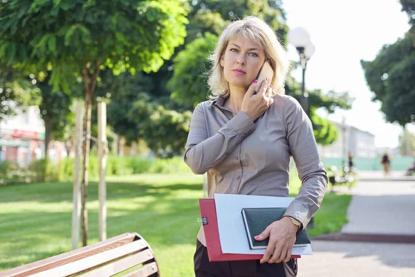 Medelålders Säker Affärskvinna Talar Smartphone Porträtt Framgångsrika Kvinnliga Staden — Stockfoto