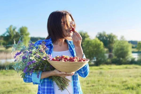 拥有一碗新鲜采摘的草莓和一束野花的女农民 自然背景 乡村风景 乡村风格 — 图库照片