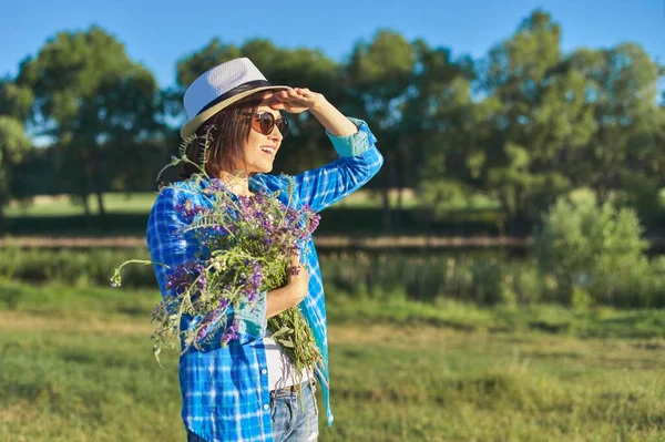 Land Porträtt Vuxen Vacker Kvinna Hatt Med Bukett Vilda Blommor — Stockfoto