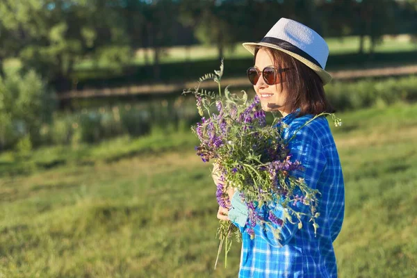 Land Porträtt Vuxen Vacker Kvinna Hatt Med Bukett Vilda Blommor — Stockfoto