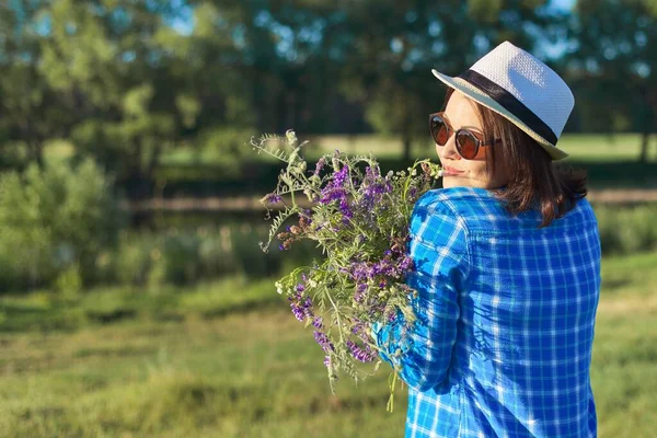 Land Porträtt Vuxen Vacker Kvinna Hatt Med Bukett Vilda Blommor — Stockfoto