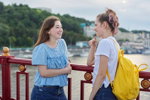 Portret Dwóch Nastoletnich Koleżanek Spacerujących Rozmawiających Moście Dla Pieszych Słoneczny — Zdjęcie stockowe