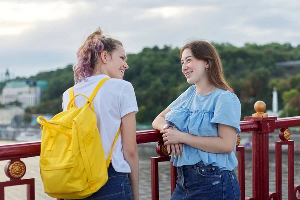 Portret Dwóch Nastoletnich Dziewcząt Stojących Moście Nad Rzeką Przyjaciele Spacerują — Zdjęcie stockowe