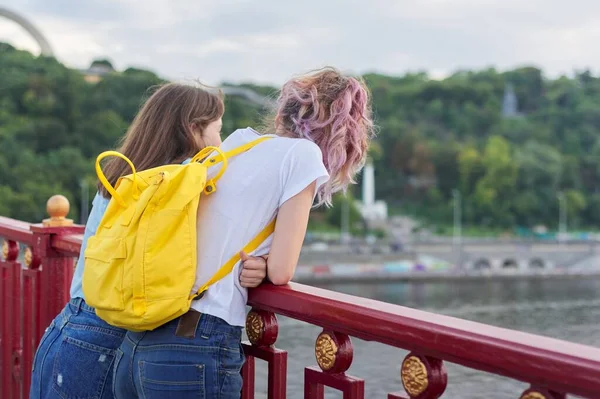 Retrato Dos Chicas Adolescentes Pie Con Espalda Puente Sobre Río —  Fotos de Stock