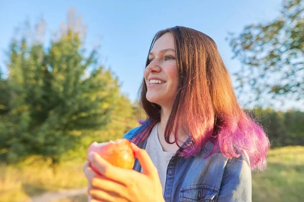 Güzel Genç Kız Dışarıda Sulu Lezzetli Kırmızı Elma Yiyor Güzel — Stok fotoğraf