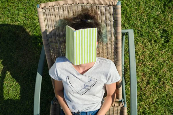 Vermoeide Tienerstudent Slapend Zonnebank Met Boek Slapen Meisje Zonnige Dag — Stockfoto