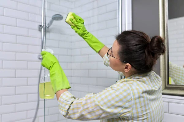 여자들은 화장실에서 청소를 집에서 청소를 합니다 스펀지와 세척제 유리를 — 스톡 사진