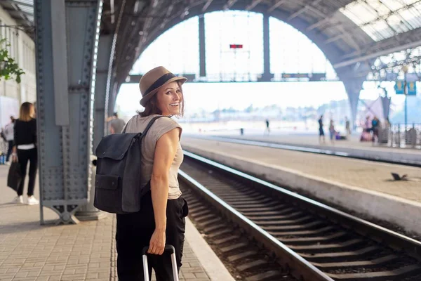 Dojrzała Kobieta Kapeluszu Plecakiem Walizkowym Spacerująca Peronie Dworca Kolejowego Widok — Zdjęcie stockowe