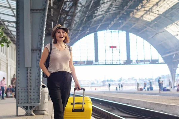 Mulher Madura Chapéu Com Mochila Mala Andando Plataforma Estação Ferroviária — Fotografia de Stock