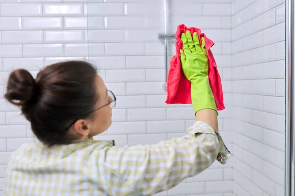 Mujer Haciendo Limpieza Baño Casa Vidrio Ducha Pulido Limpieza Femenina —  Fotos de Stock