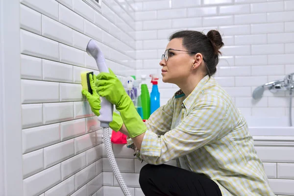 女性は自宅でバスルームの洗浄を行う スチームと女性の洗濯タイルの壁 迅速な洗浄のための蒸気洗浄機の使用 — ストック写真