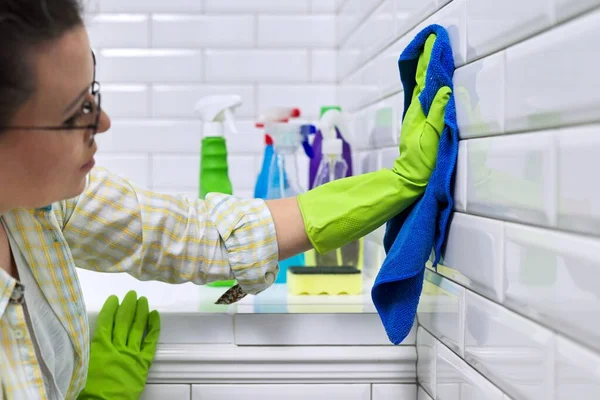 Een Huisvrouw Die Schoonmaakt Badkamer Vrouwelijke Polijsten Tegelwand Badkamer Met — Stockfoto