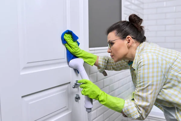 Hausfrau Beim Putzen Badezimmer Weibliche Waschtür Mit Duschdampf Mit Dampfreiniger — Stockfoto