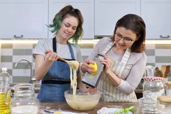 Мать и дочь-подросток готовят вместе дома на кухне — стоковое фото
