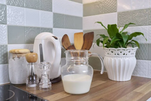 Hintergrund Küche Teil Des Küchentisches Mit Kochutensilien Lebensmitteln Milch Gewürzen — Stockfoto