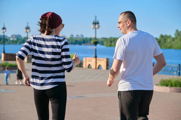 Két Középkorú Férfi Parkban Rohangál Sport Fitness Aktív Egészséges Életmód — Stock Fotó