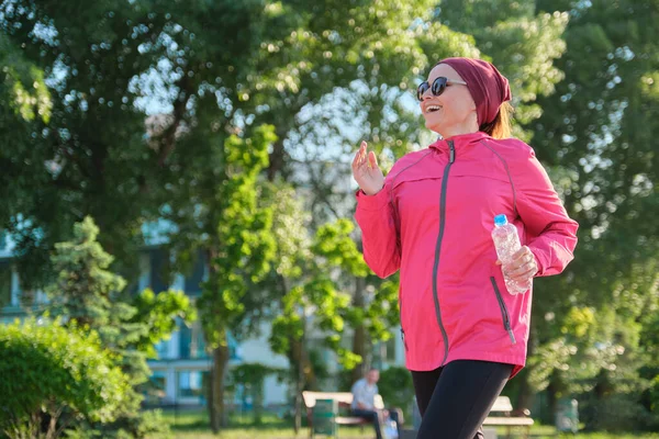 Springer Mogen Kvinna Vindjacka Med Flaska Vatten Parken Aktiv Hälsosam — Stockfoto