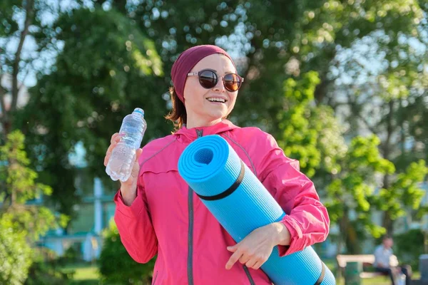 Gammal Kvinna Sport Windbreaker Med Yogamatta Flaska Vatten Promenader Utomhus — Stockfoto