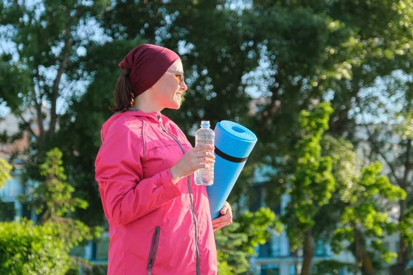 Mujer Madura Cortavientos Deportivos Con Esterilla Yoga Botella Agua Caminando — Foto de Stock