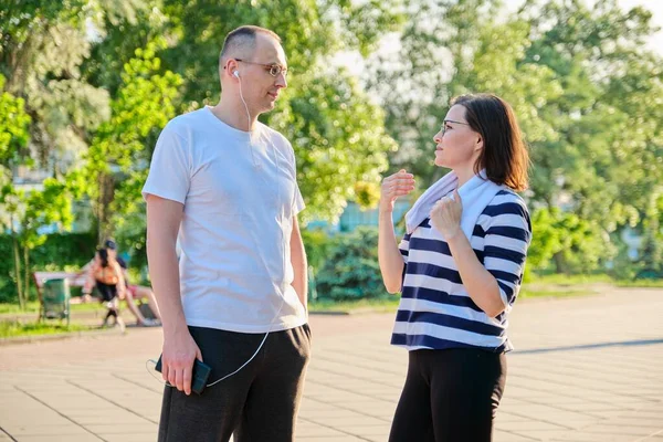 Két Felnőtt Ember Pihen Sporttevékenységek Után Beszélgetnek Kocognak Parkban Aktív — Stock Fotó