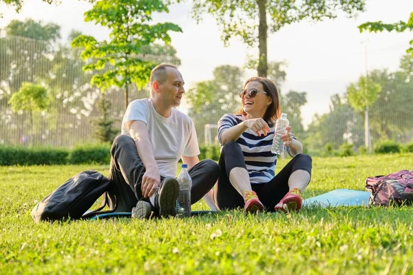 Pareja Mediana Edad Sentada Una Esterilla Yoga Hombre Mujer Hablando —  Fotos de Stock