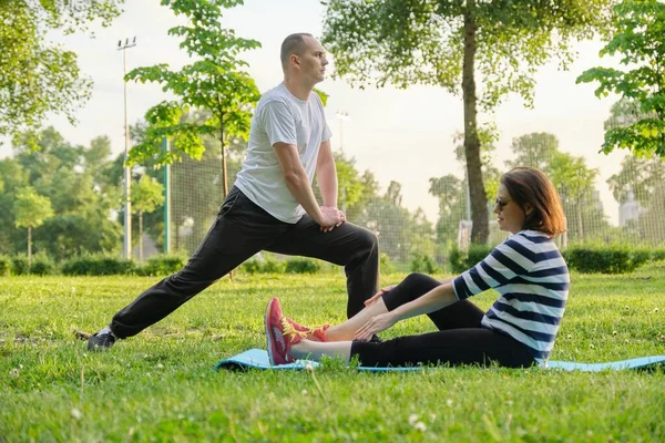 Gammal Par Gör Sport Övningar Parken Aktiv Hälsosam Livsstil Idrott — Stockfoto