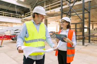 İnşaat alanında çalışan iki işadamı. İnşaatçı, müfettiş, mühendis, mimar, müşteri, inşaatta çalışan insanlar.