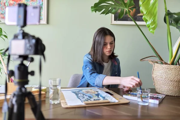 Artiste, adolescente, dessine et enregistre sur caméra vidéo pour son blog — Photo