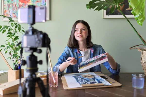 Kunstenaar, tienermeisje, tekeningen en platen op videocamera voor zijn blog — Stockfoto