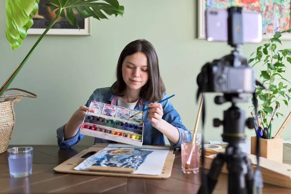 Artista chica pintando con acuarelas y haciendo videos para su blog de canal — Foto de Stock