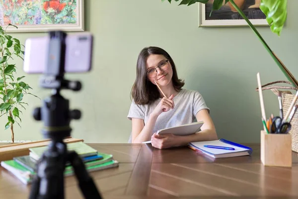 Meisje student tiener studeren online met behulp van smartphone, videoconferentie — Stockfoto