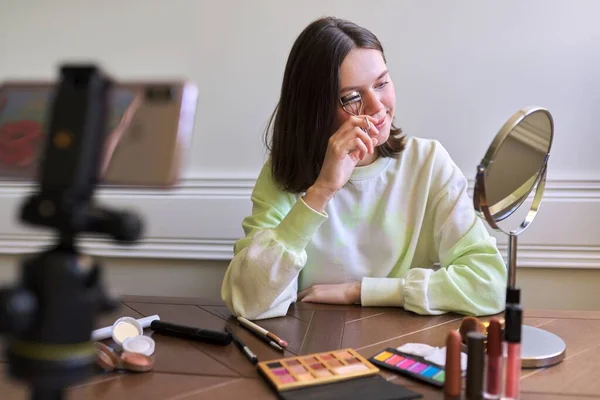 Tiener Meisje Schoonheid Blogger Filmen Video Voor Kanaal Blog Tonen — Stockfoto