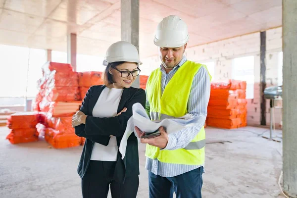 Retrato Industrial Ingenieros Masculinos Femeninos Construcción Edificios Administrativos Comerciales — Foto de Stock