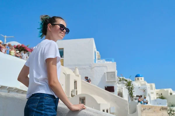 Yunanistan Santorini Adasındaki Güzel Mutlu Kız Turist Akdeniz Seyahat Eden — Stok fotoğraf