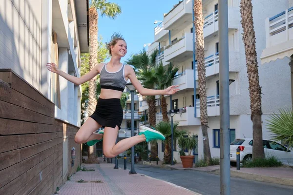 Mooie Glimlachende Vrolijke Sport Meisje Tiener Springen Vliegen Lucht Kleine — Stockfoto