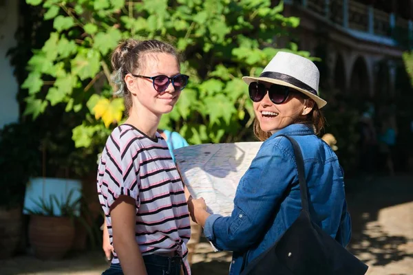 Tourisme Femmes Visitant Monastère Chrétien Monument Historique Grèce Dans Les — Photo