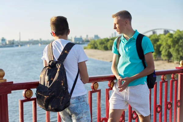 Utomhus Porträtt Två Vänner Pojkar Tonåringar Gammal Talar Skrattar Killar — Stockfoto